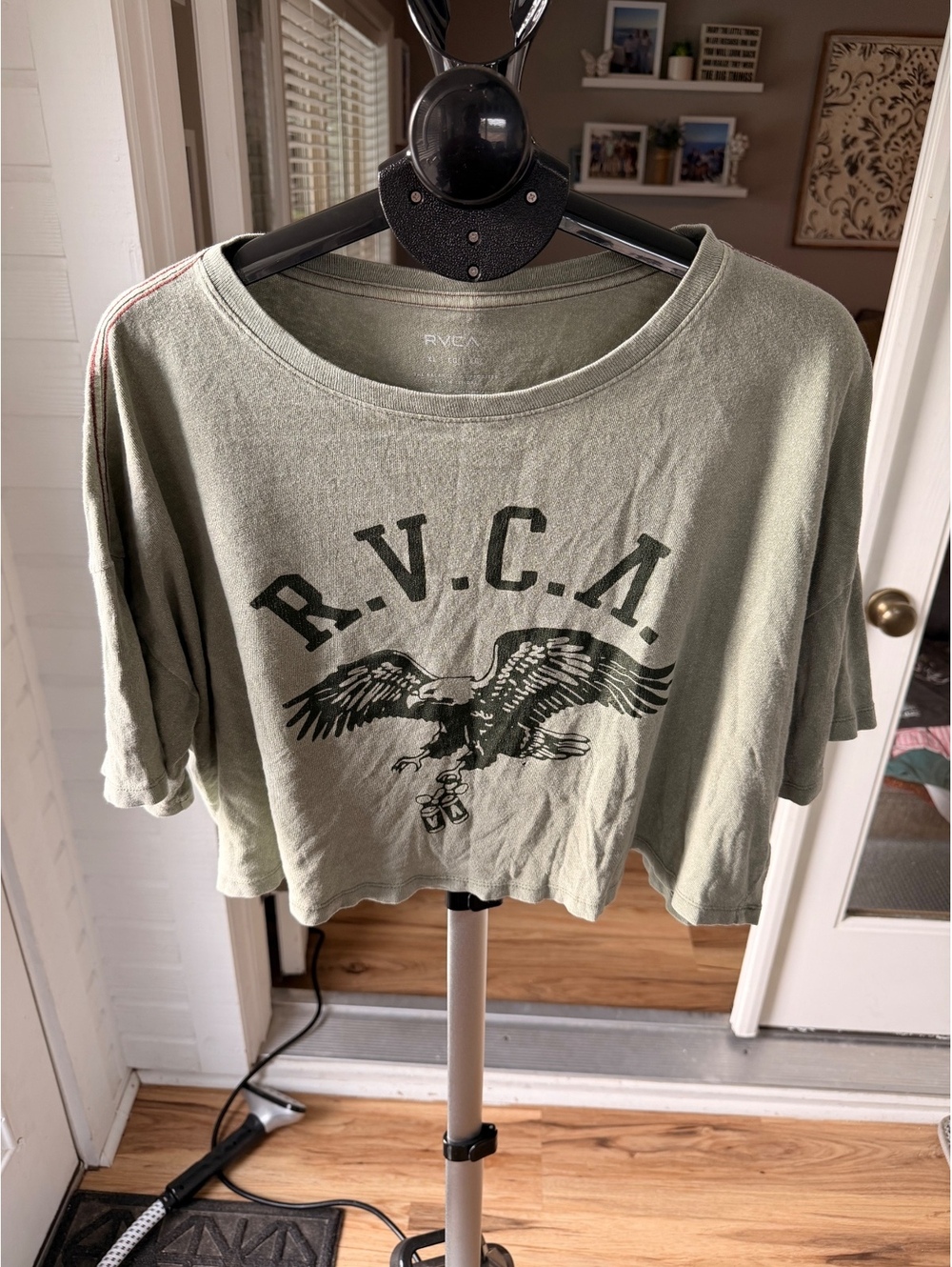 RVCA Women's Cropped T-Shirt Size XL Olive Green Eagle Graphic